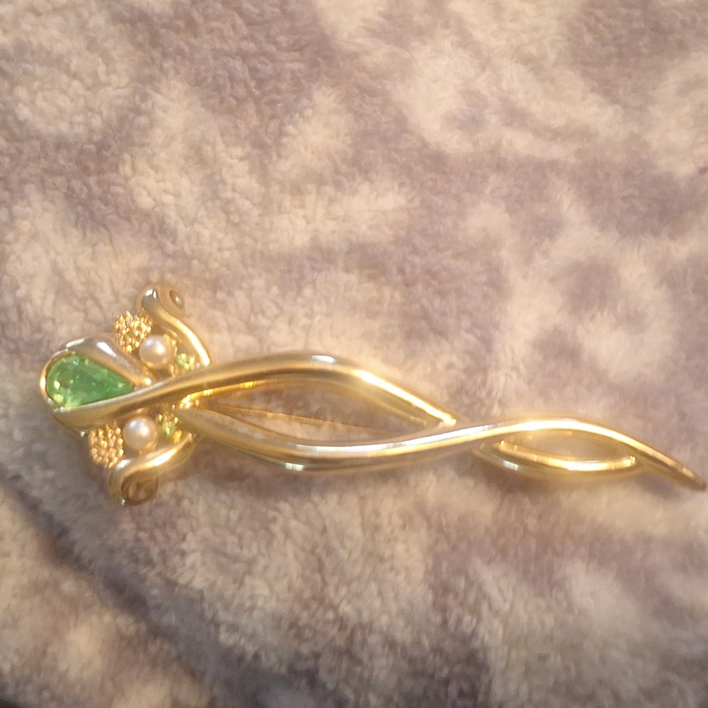 Vintage Gold Toned Brooch WithGreen Stone and Pearls